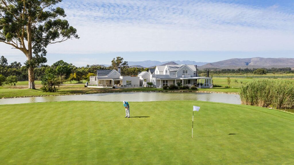 
Silwerstrand in Robertson is a golfer's paradise, boasting a scenic 18-hole golf course against the backdrop of the Langeberg Mountains and Breede River
